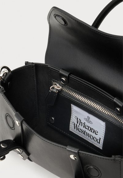 Ανοικτή μαύρη δερμάτινη τσάντα Vivienne Westwood που δείχνει εσωτερική τσέπη με φερμουάρ και ετικέτα του brand στο εσωτερικό.