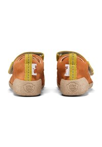 Oranje corduroy schoenen met een gele gestreepte achterband, grijze accenten en een gestructureerde beige zool met dierenlogo.
