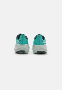 Teal og svarte joggesko med en teksturert mesh-overdel, polstret krage og en gummisåle med grep mønstre og en logo aksent.