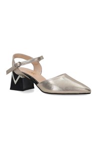 Metallic sølv spids tå slingback sko med ankelrem, med en sort blokhæl med en geometrisk accent. Glat tekstur.