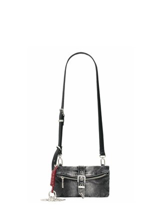 Sort denim crossbody taske med sølv lynlås, spænde detaljer foran, justerbar sort rem og en rød spiral nøglekæde fastgjort til en sidering.