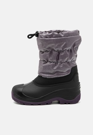 Botte d'hiver noire et violette avec semelle en caoutchouc épaisse et poignet matelassé à cordon coulissant réglable pour des conditions froides et enneigées.