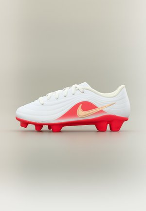 Chaussure de football Nike blanche avec virgule dorée, panneau latéral rose et crampons rouges, montrée de profil sur un fond clair et uni.