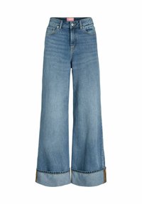 Jeans de pernera ancha en azul claro, confeccionados en denim, que presentan una cintura alta, puños enrollados y un cierre frontal con botón. Un ligero desgaste añade textura.