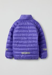 Paarse gewatteerde jas met horizontale stiksels, hoge kraag en reflecterende accenten op de mouwen. Materiaal heeft een gladde, metallic glans.