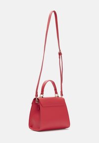 Czerwona skórzana torebka o strukturalnym kształcie, wyposażona w górny uchwyt oraz odpinany pasek na ramię, ozdobiona złotymi akcentami.