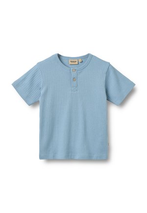 Jasnoniebieski prążkowany bawełniany t-shirt z krótkimi rękawami, okrągłym dekoltem i plisą na guziki z dwoma guzikami.