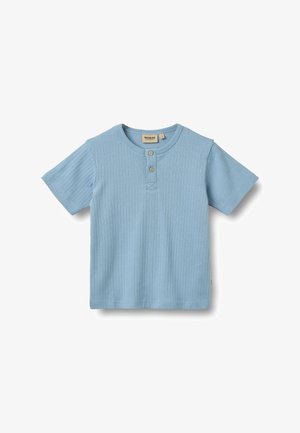 Camiseta de algodón azul claro con textura acanalada, que presenta mangas cortas, cuello redondo y una tapeta de botones con dos botones.