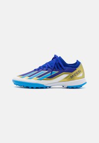 Scarpe da calcio blu con un design bianco, oro e blu. Presentano strisce angolate, una tomaia testurizzata e tacchetti in gomma per una migliore trazione.