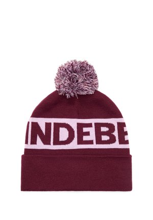 Gorro de punto burdeos con ala doblada, franja ancha rosa, gran pompón en la parte superior y letras parcialmente en negrita en el centro.