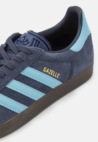 adidas Originals GAZELLE UNISEX - Sapatilhas - shadow navy/clear blue