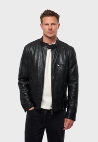 Černá kožená bunda s vystouplým límcem, předním zipem a třemi kapsami, s hladkou texturou a přiléhavým střihem.