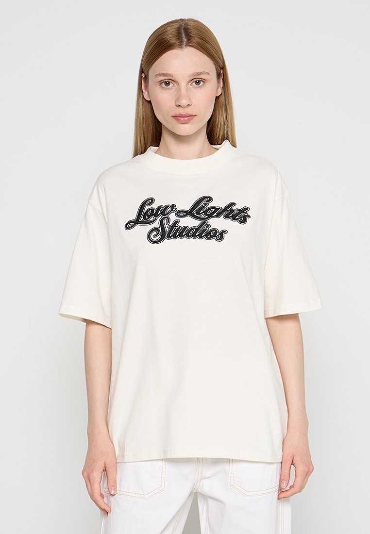 LOW LIGHTS STUDIOS® T-shirt print beige