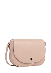 Borsa a tracolla in pelle rosa chiaro con flap curvo, bordi cuciti, hardware argentato e dettagli del logo nella parte inferiore. Texture liscia.