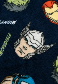 Coperta in pile con volti di supereroi, principalmente in tonalità di blu, grigio e pesca, con dettagli facciali e accenti di colore vivaci.