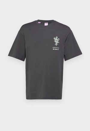 Mørkegrå bomulds T-shirt med korte ærmer, prydet med et blomstermotiv og tekst på forsiden. Rund halsudskæring, afslappet pasform.