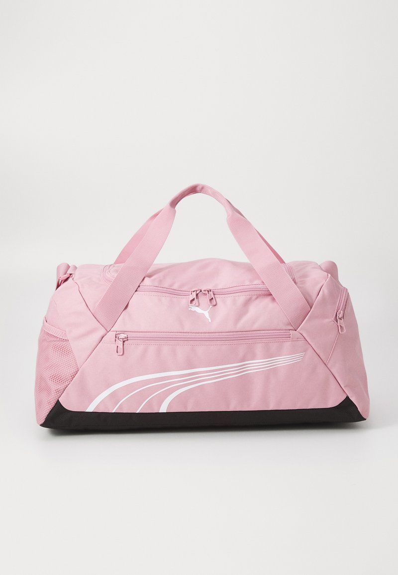 Mala de desporto cor-de-rosa feita de tecido durável. Possui duas alças superiores, um bolso frontal com fecho e uma base preta com riscas brancas em curva.