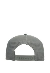 Gorra de béisbol de malla gris con forma estructurada, cierre ajustable tipo snapback y detalles de logotipo en goma en la banda trasera.