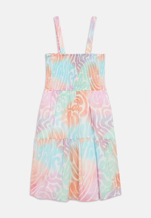 Bezroku, daudzslāņu vasaras kleita ar smocked bodiju un pasteļtoņu viļņu rakstu rozā, zilā, oranžā, zaļā un violetā krāsā.