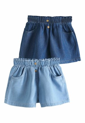 Twee paren denim shorts met elastische tailleband, één donkerblauw en één lichtblauw, elk met voorzakken en twee knopen op de tailleband.