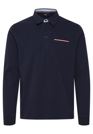 Mornarsko siva polo majica z dolgimi rokavi, izdelana iz bombaža, s ovratnikom, tremi gumbi in žepom na prsih z rdečimi in belimi poudarki.