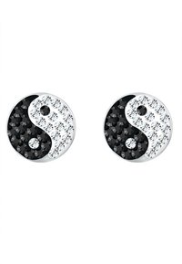 Boucles d'oreilles clou yin-yang avec une base en ton argent, présentant des cristaux noirs et transparents dans des moitiés contrastées, de forme ronde et texture lisse.
