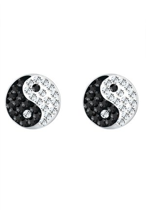 Yin-Yang Ohrstecker mit einem silberfarbenen Grund, die schwarze und klare Kristalle in kontrastierenden Hälften zeigen, runde Form mit glatter Oberfläche.