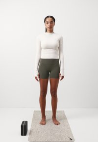 Nike Performance ZENVY SHORT - Leggings - cargo khaki/black