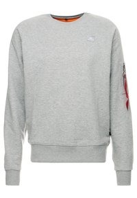 Sudadera gris claro de mezcla de algodón con puños y dobladillo acanalados. Presenta un bolsillo en la manga con cremallera y detalle rojo, y un pequeño logo en el pecho.