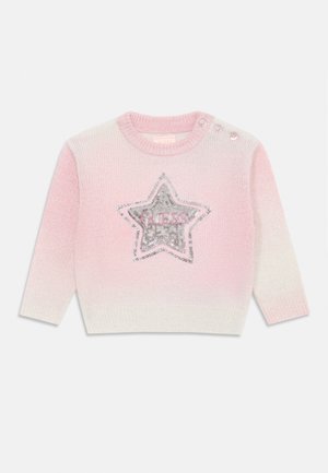 Rosa og hvit gradient strikkegenser med lange ermer, som har et sølvstjernedesign og ordet "GUESS" i rosa paljetter. Tre knapper på skulderen.
