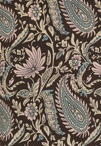 Tela marrón con un patrón de paisley en azul claro, rosa y crema, con acentos florales y un detallado intrincado en líneas por toda la superficie.