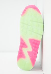 Podešev boty s živým růžovým gumovým akcentem, průhledným zeleným mezipodešvem s texturovaným povrchem a cikcakovým vzorem pro lepší přilnavost.