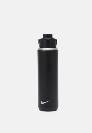 Bouteille d'eau de sport noire avec un bord en acier inoxydable, un couvercle flip-top et un petit logo Nike bleu clair sur le côté.