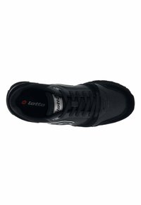Scarpa sportiva nera con tomaia in pelle e materiale sintetico, punta rotonda, design con lacci, colletto morbido e imbottito, e dettaglio del logo sulla linguetta.