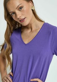 PEPPERCORN SAMANTHA V-NECK  - Jednoduché tričko - purple corallites
