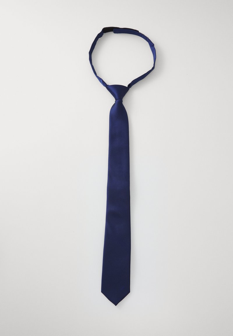 Cravate en soie bleu marine avec une texture lisse, dotée d'une pointe classique et d'une boucle pour la fixation. Conception simple et élégante.