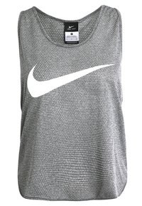 Grijze DRI-FIT tanktop met een mesh structuur, ronde halslijn en groot wit Nike swoosh logo aan de voorkant.