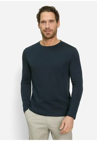Navyfarbendes Langarm-T-Shirt aus weichem Stoff, mit rundem Halsausschnitt und taillierter Silhouette. Minimalistisches Design ohne Muster oder Akzente.
