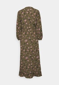 Vestido longo verde-oliva com um padrão floral em tons de rosa e preto, mangas bufantes longas e uma bainha com babados na parte inferior.