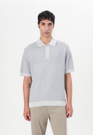 Gråstrikket polo skjorte med et teksturert mønster, korte ermer, og en lysegrå krage. Har tre knapper ved halsen.