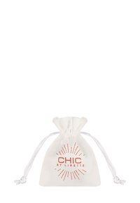 Petit sac à cordon blanc avec le texte "CHIC by LIRETTE" et des rayons orange décoratifs autour du texte sur le devant.
