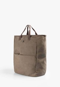 Sac fourre-tout en toile marron avec double poignée, poche avant, et petit logo noir de tête de mort et os croisés près du centre supérieur.