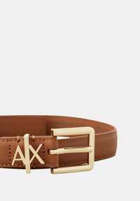 Cintura in pelle marrone con fibbia dorata e logo "AX" sulla cintura, su uno sfondo bianco pulito.