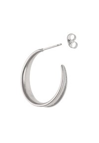 Stříbrná kruhová náušnice s zakřiveným designem, vybavená leštěným povrchem a zapínáním na puzetu. Malý šroubovací uzávěr je součástí.