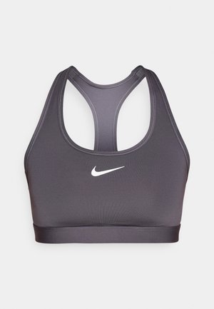 Sutiã desportivo cinza com design de costas de nadador. Feito de tecido suave, apresenta o logótipo branco da Nike na frente e uma faixa elástica na parte inferior.