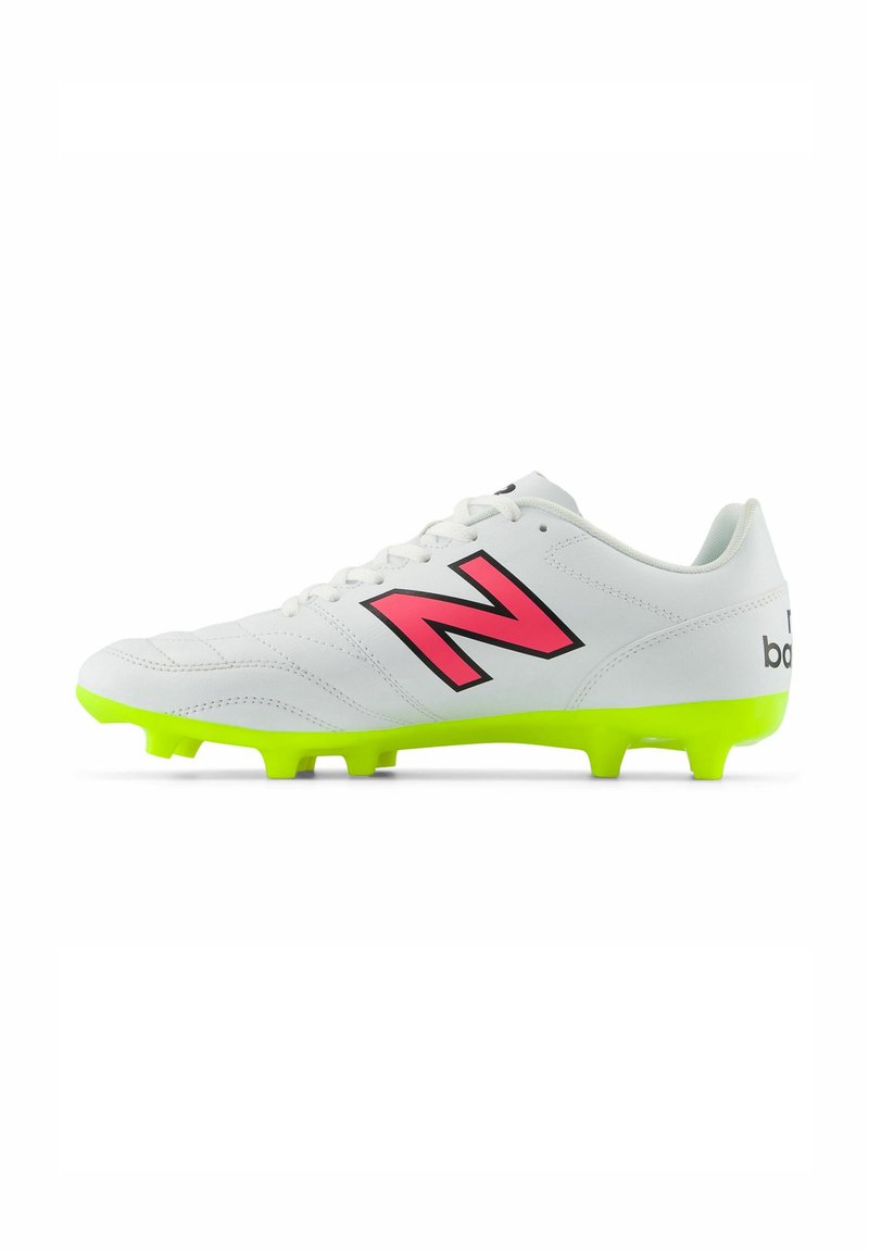 Botas de fútbol blancas con el logo rosa de New Balance, con una parte superior texturizada y una suela amarilla brillante con seis tacos para tracción.