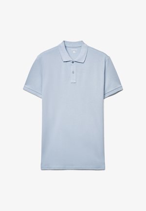 Polo azzurro chiaro in morbido cotone. Maniche corte, patta con due bottoni e colletto a costine. Tessuto liscio senza motivi o dettagli.