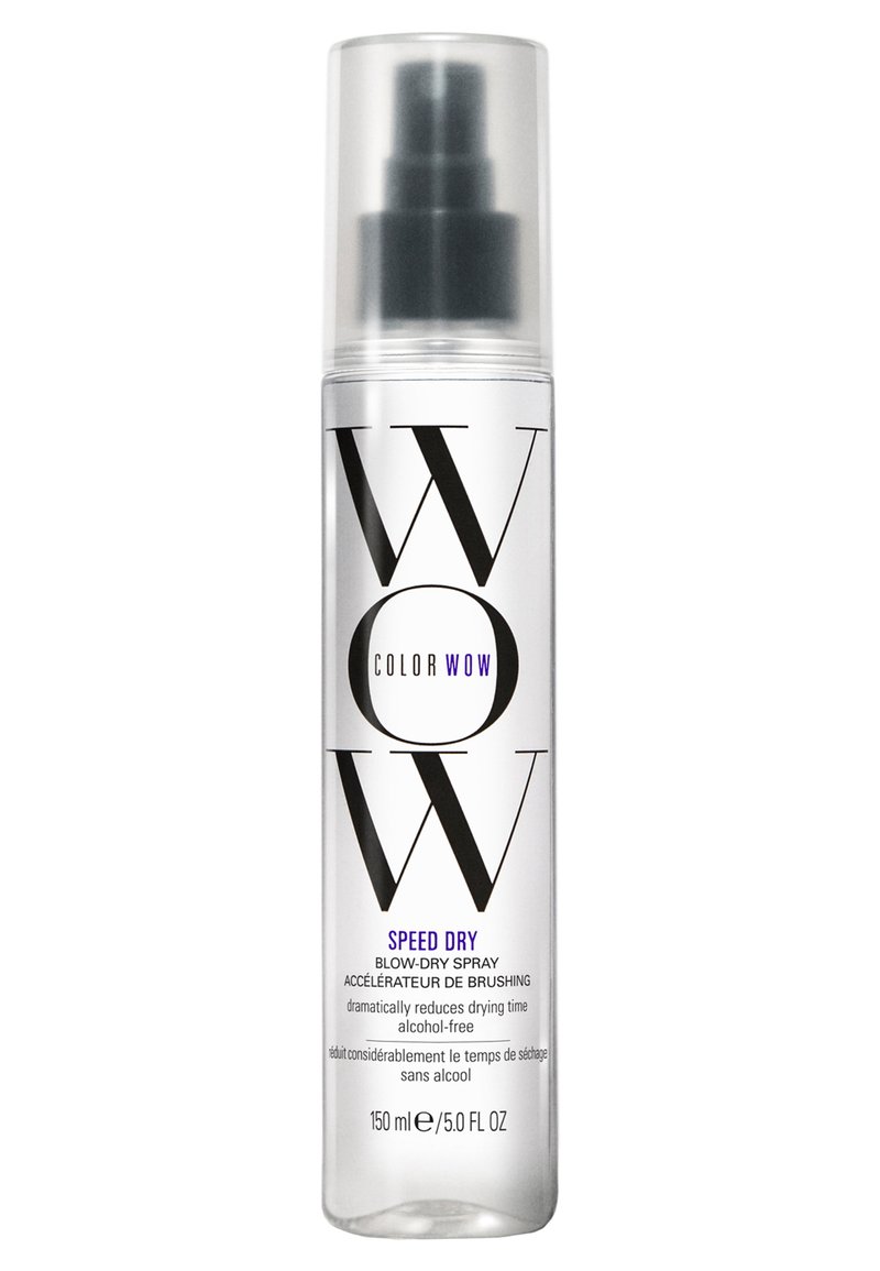 Color Wow Speed Dry Föhn Spray in een doorzichtige kunststof fles met een pompdispenser. Het etiket heeft vetgedrukte zwarte tekst en paarse accenten, 150 ml.