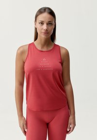Czerwona bezrękawnikowa koszulka sportowa z okrągłym dekoltem i nadrukowanym wzorem tekstowym z przodu, wykonana z elastycznego, gładkiego materiału.