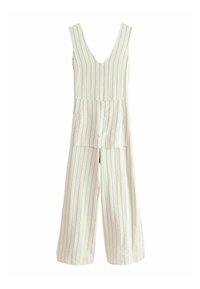 Vit randig jumpsuit med djup V-ringning, vida ben och två sidofickor. Texturerad tyg med vertikala linjer och en avslappnad passform.